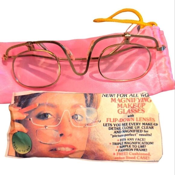 Vintage‎ women's fold down magnifying glasses Taiwan - Picture 1 of 6